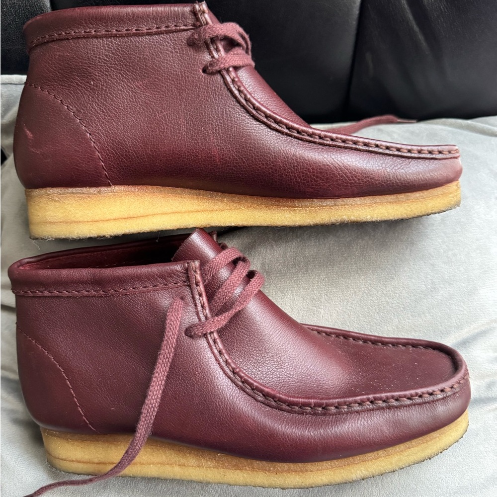 Men's Burgundy Clark Wallabees sized 8